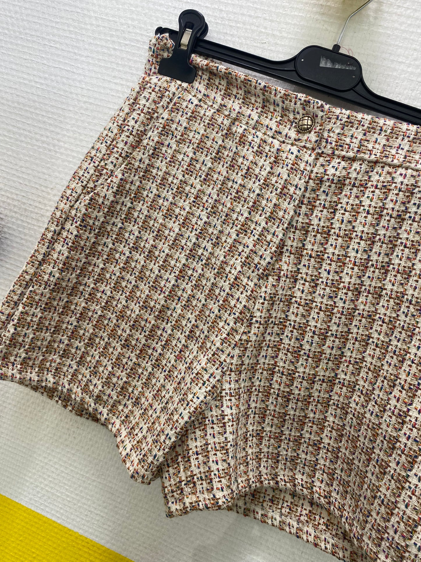Short tweed orange