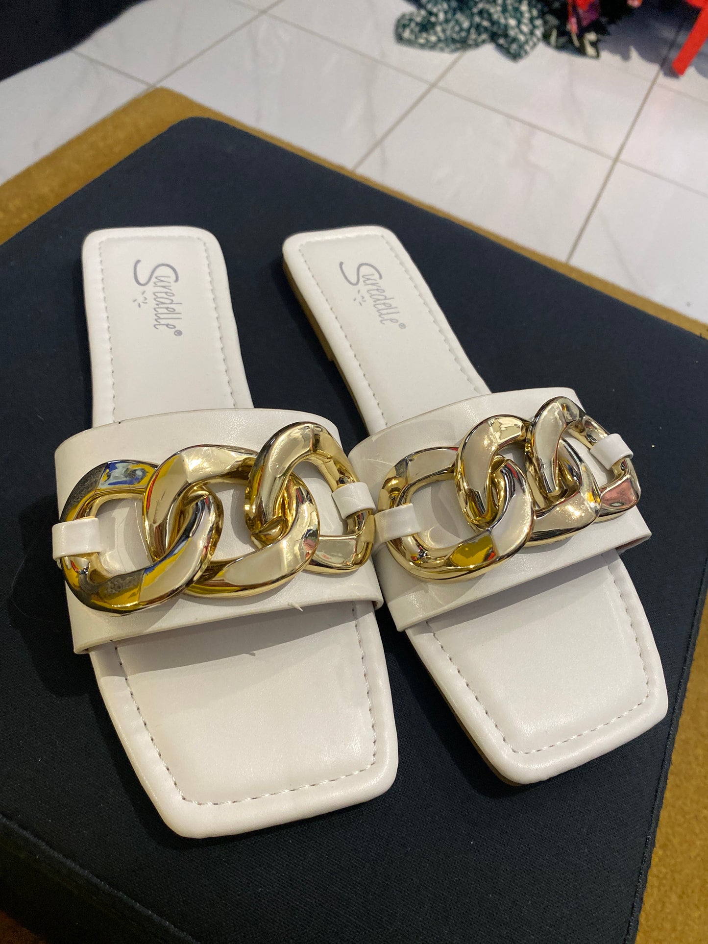 Claquettes blanche ou noire