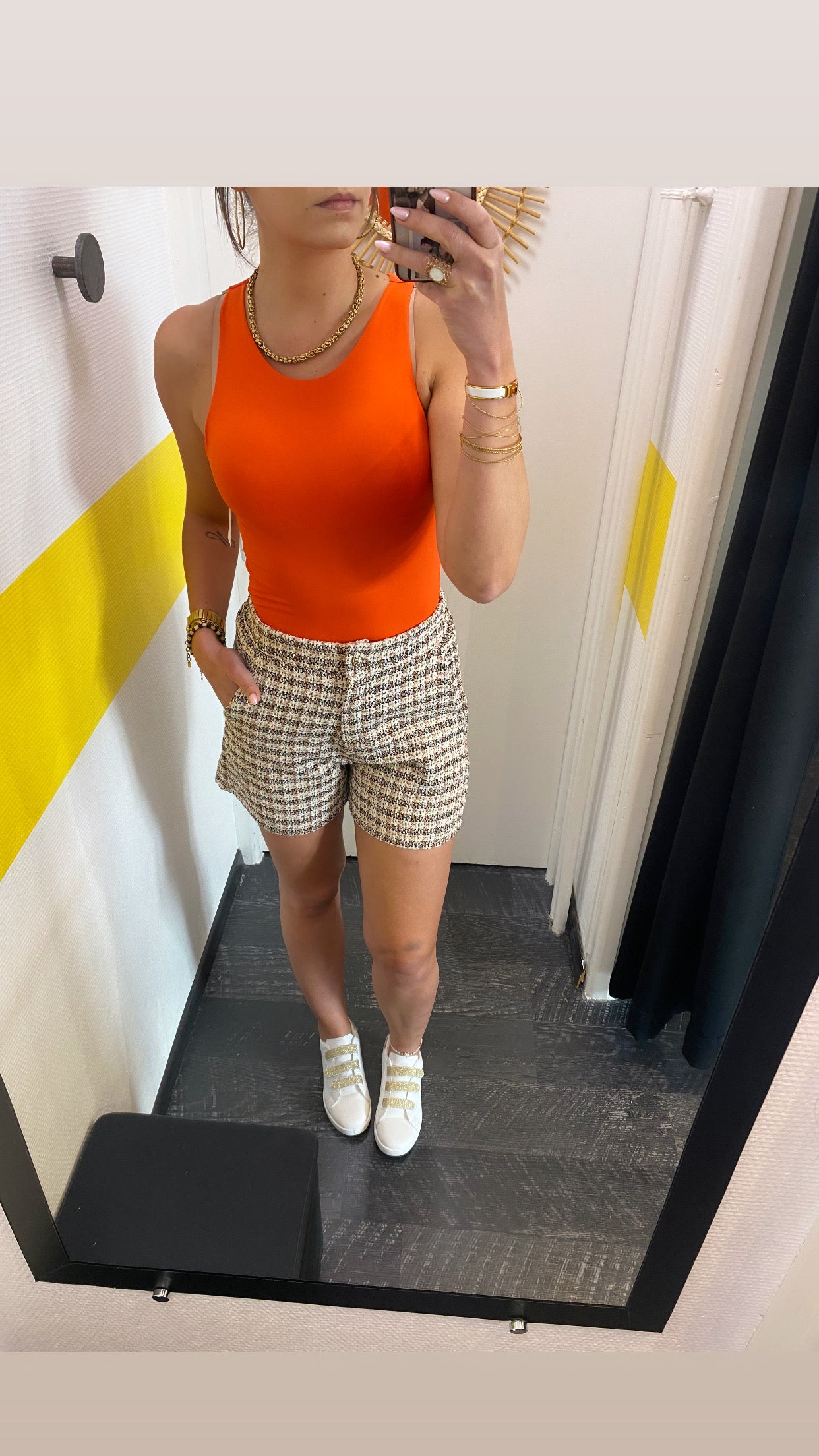 Short tweed orange